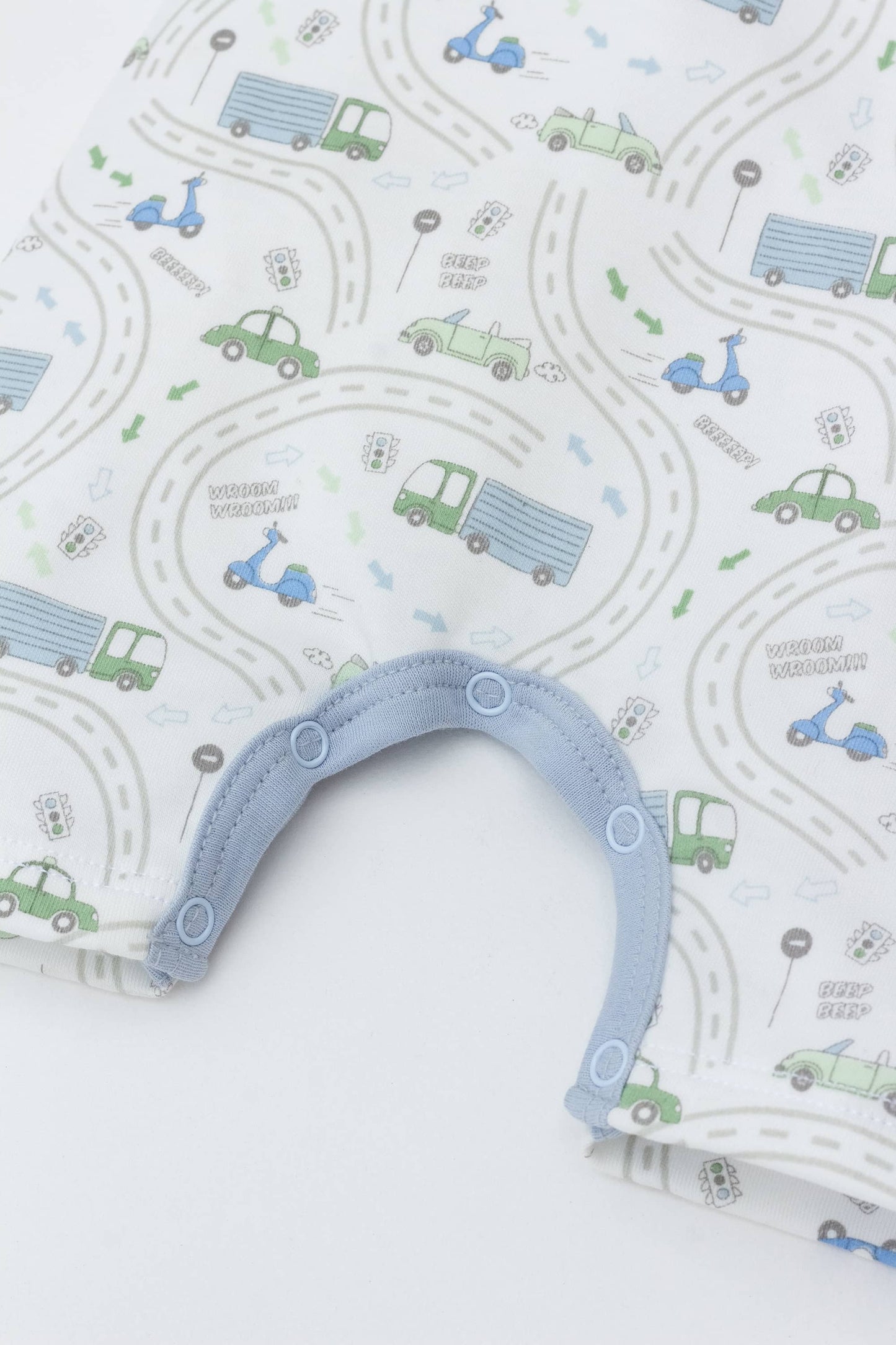 Short sleeve romper with contrasting collar traffic print