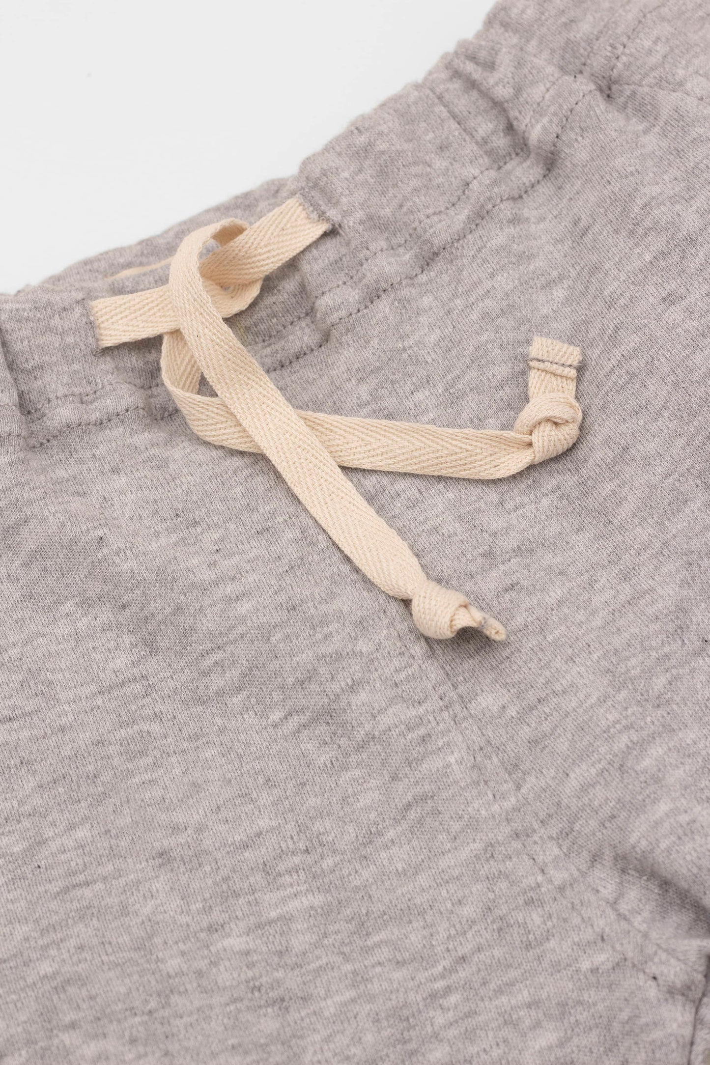 Grey organic pima cotton bermuda shorts with elasticized waist and fake pockets. Front detail