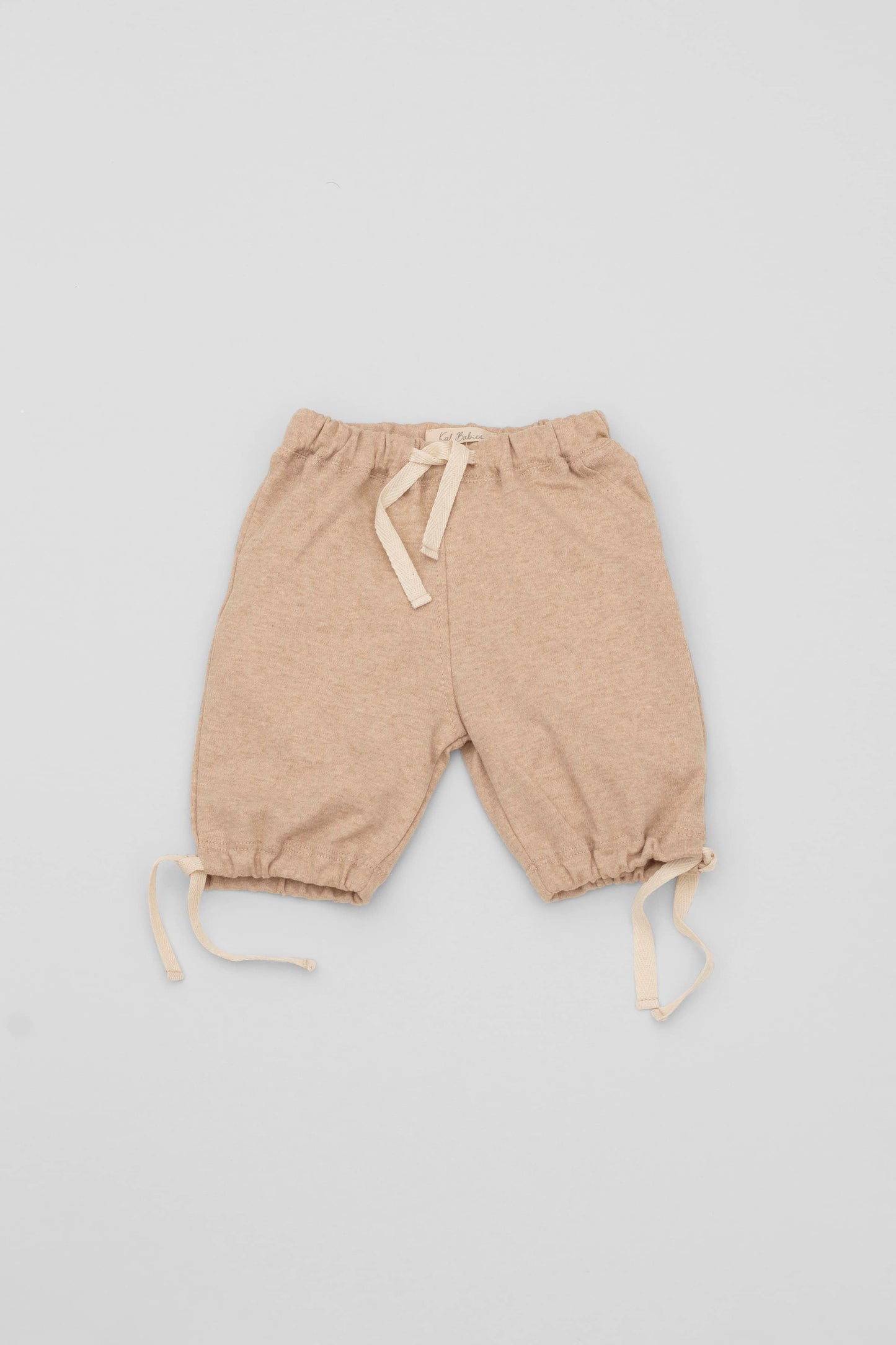 Sand organic pima cotton bermuda shorts with elasticized waist and fake pockets. Front view