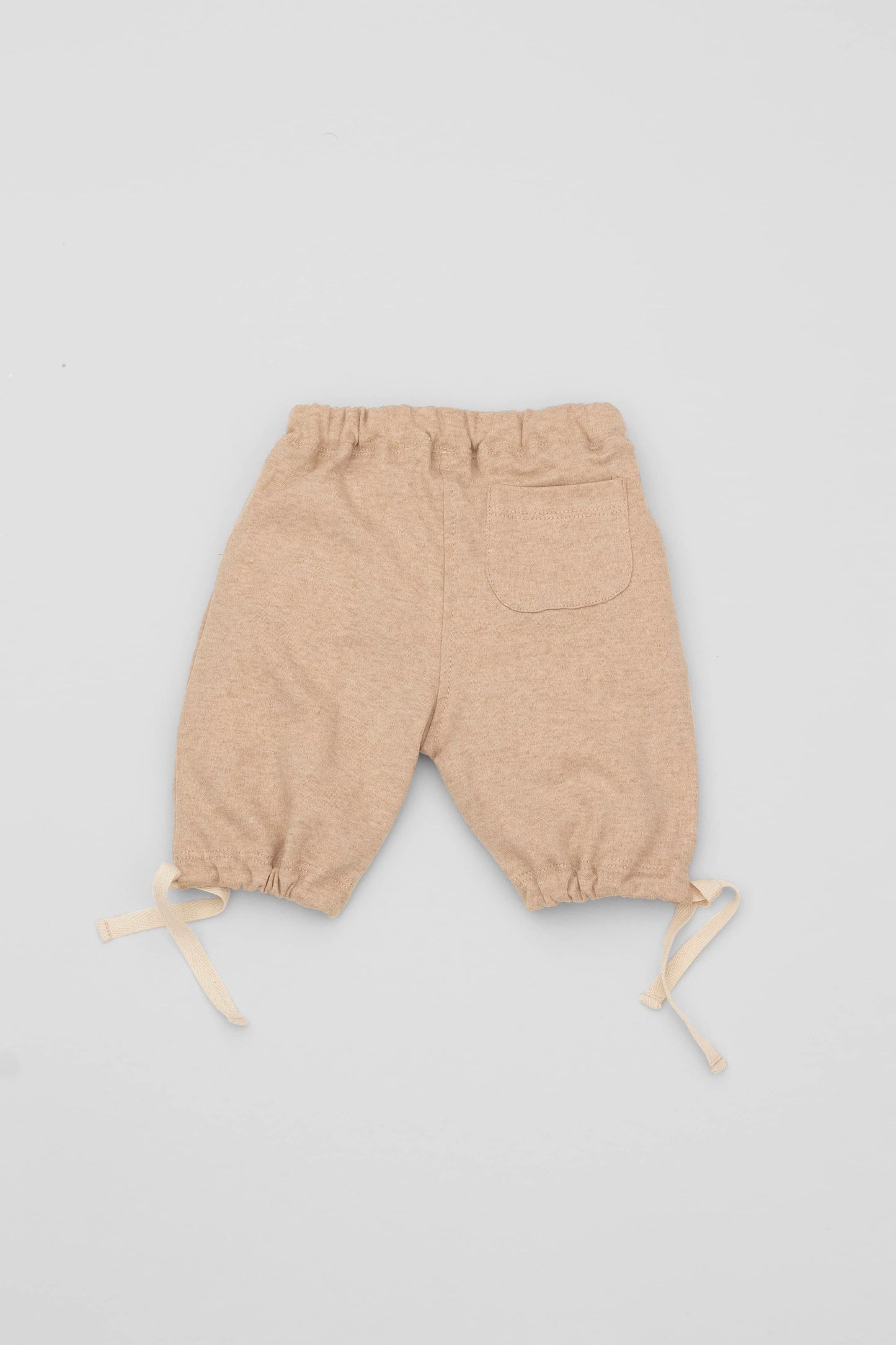 Organic pima cotton bermuda shorts with elasticized waist and fake pockets. Back view