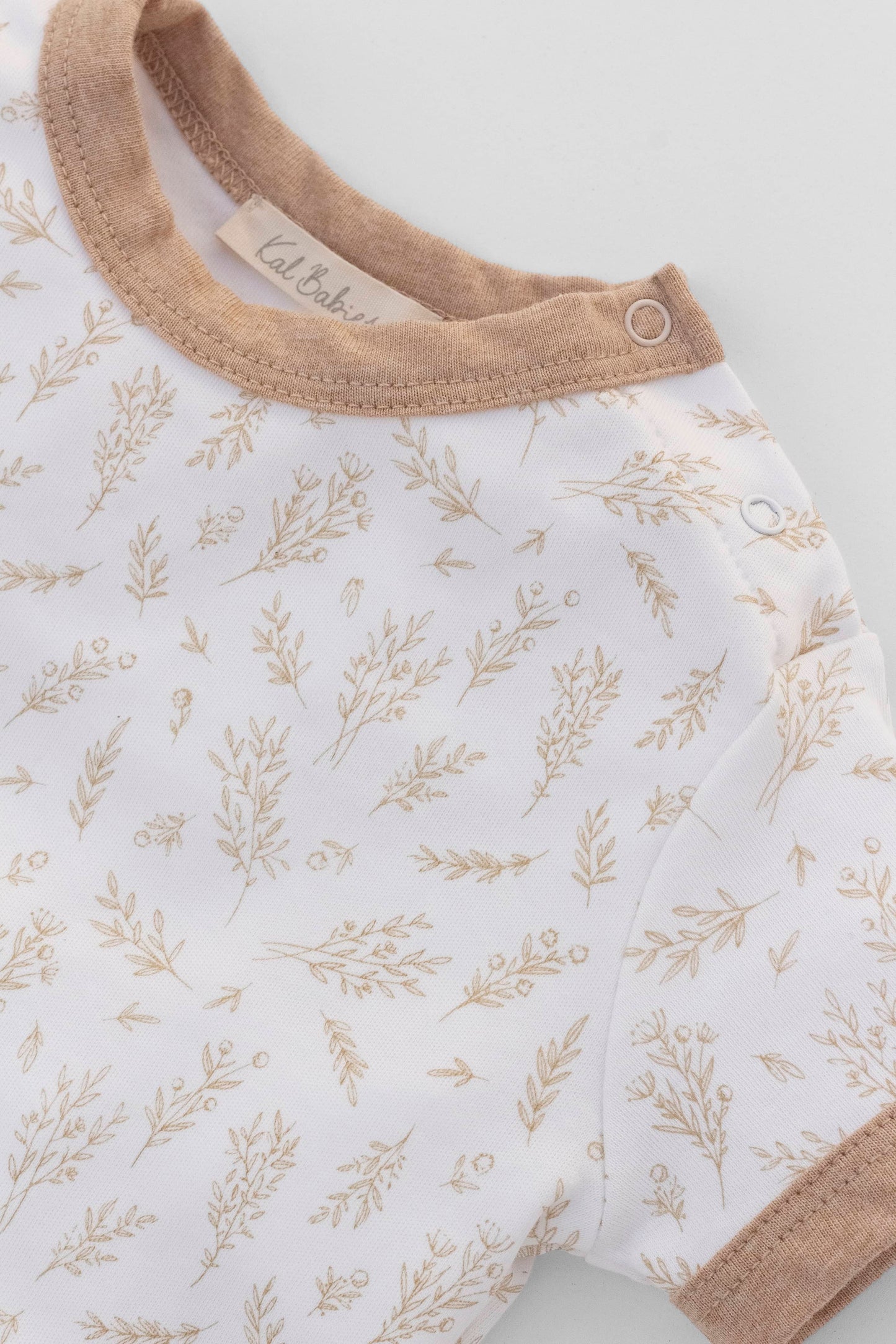 Short-sleeve crew neck romper. Neckline detail