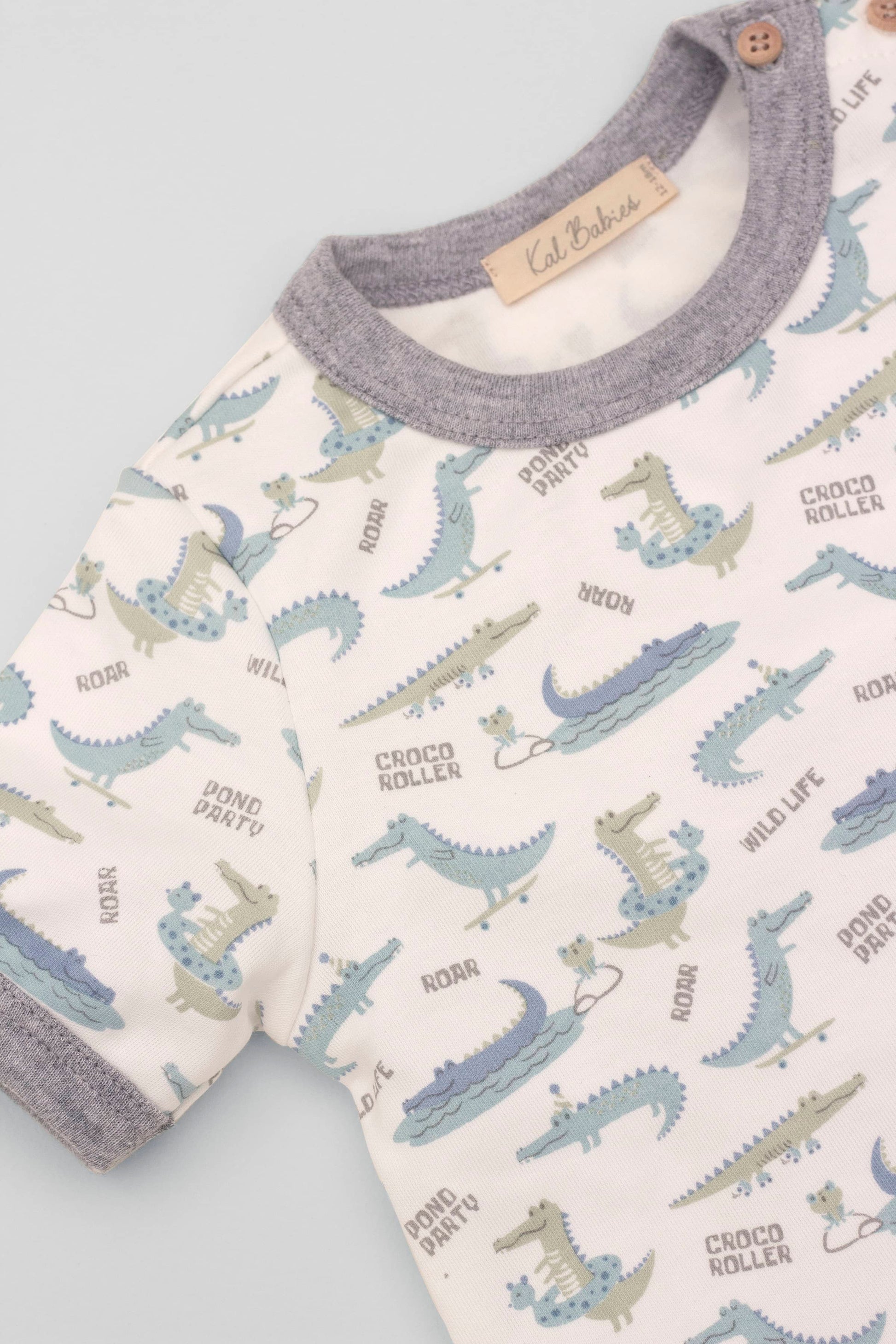 Organic pima cotton short-sleeve t-shirt with reptile print theme and contrasted neckline in heather grey. Front detail