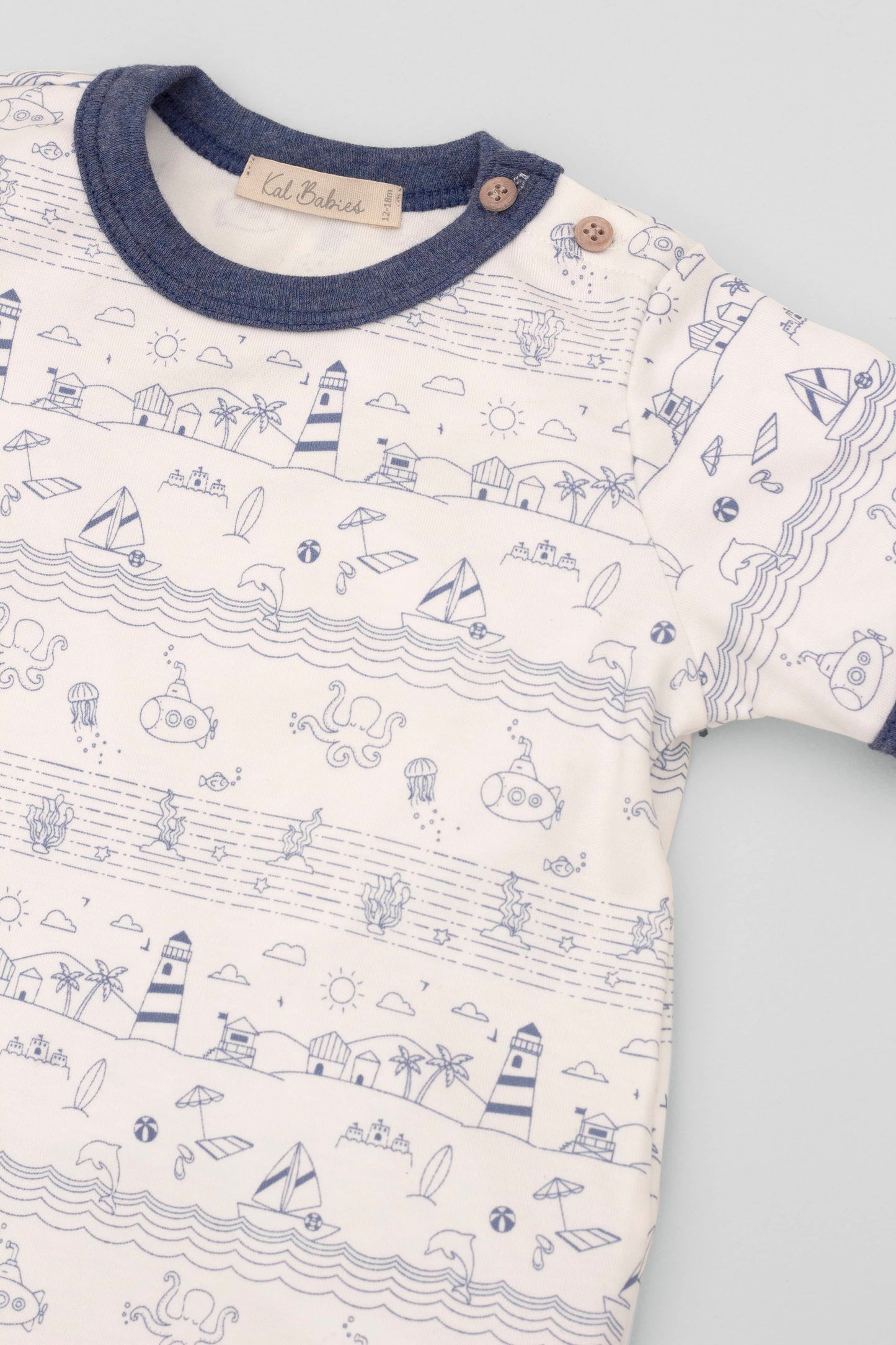 Organic pima cotton short-sleeve t-shirt with seascape print theme and contrasted neckline in heather blue. Front detail