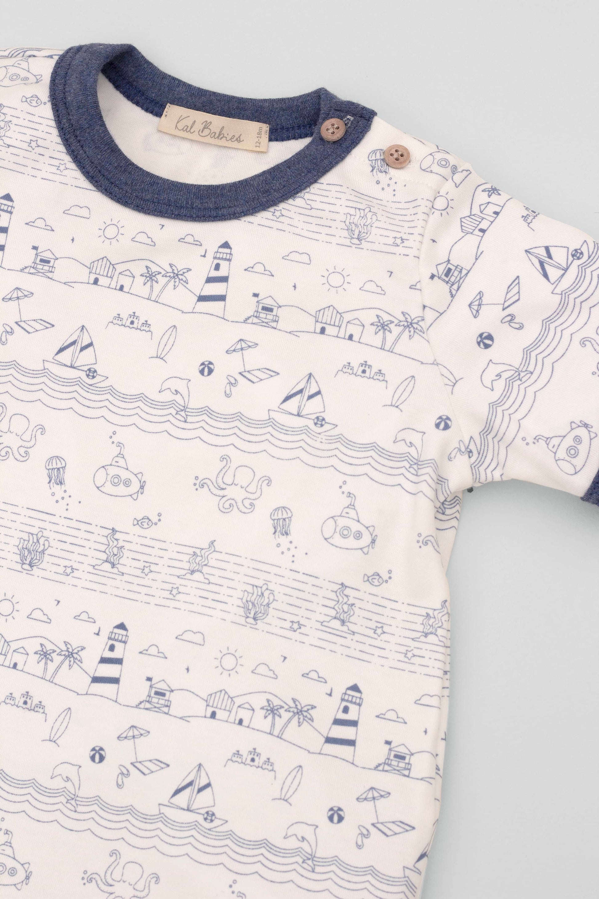 Organic pima cotton short-sleeve t-shirt with seascape print theme and contrasted neckline in heather blue. Front detail