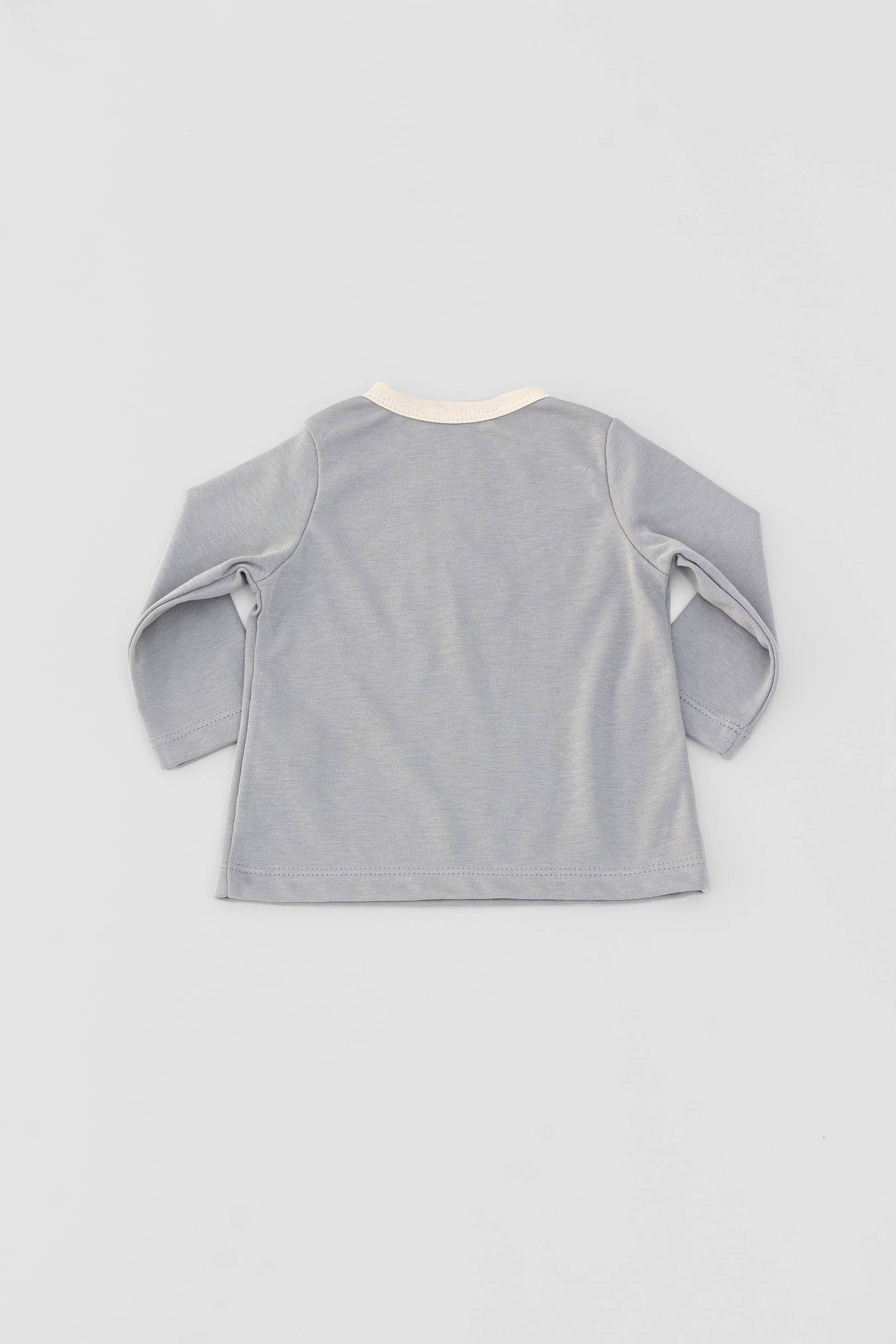 Long sleeve crewneck top with buttons at shoulder. Printed penguin with beanie appliqué. Grey/natural organic pima cotton. Back view