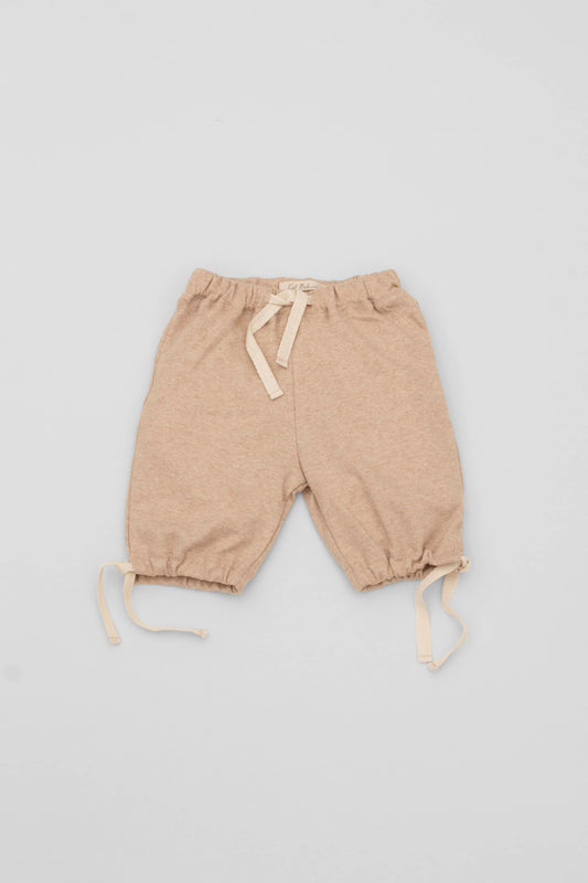 Sand organic pima cotton bermuda shorts with elasticized waist and fake pockets. Front view