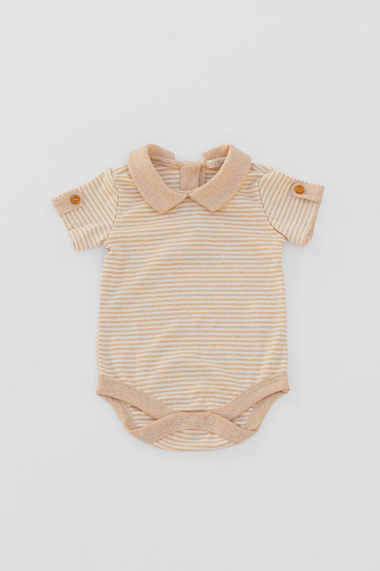 Contrasted collar bodysuit. Short-sleeve with button and strap. Back button closure. Contrasting piping and snaps inseam.  Sand stripes certified organic pima cotton. Front view